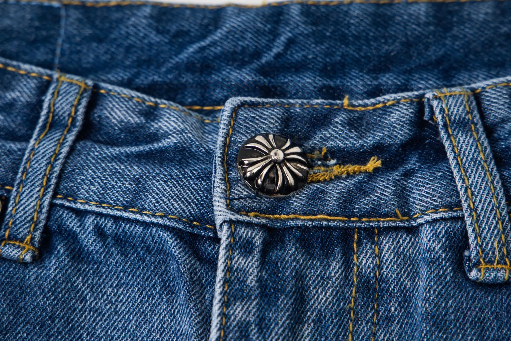 P260 Chrome Hearts light blue pants, Sanskrit blue and white patchwork leather jeans. CH jeans need to be washed and then disassembled and hand-stitched with sheepskin cross leather and then spliced ​​together. The whole piece has too many craftsmanship to explain. The patchwork cross pattern is embellished, and the high-waisted washed jeans! ! Absolutely high-end luxury products, god-level single products and super popular products, made with top heavy industry, a must-see magic weapon. Customized hardware. The fabric is thick and soft after washing. It has good breathability. Customized small leather label. Unique design. The details are simple and elegant, and the workmanship is exquisite. The entire trousers are neatly routed and the details are in place! It’s so cool that both men and women can easily control the genderless trend! Style number: 1805# Color: blue Size: 28 30 32 34